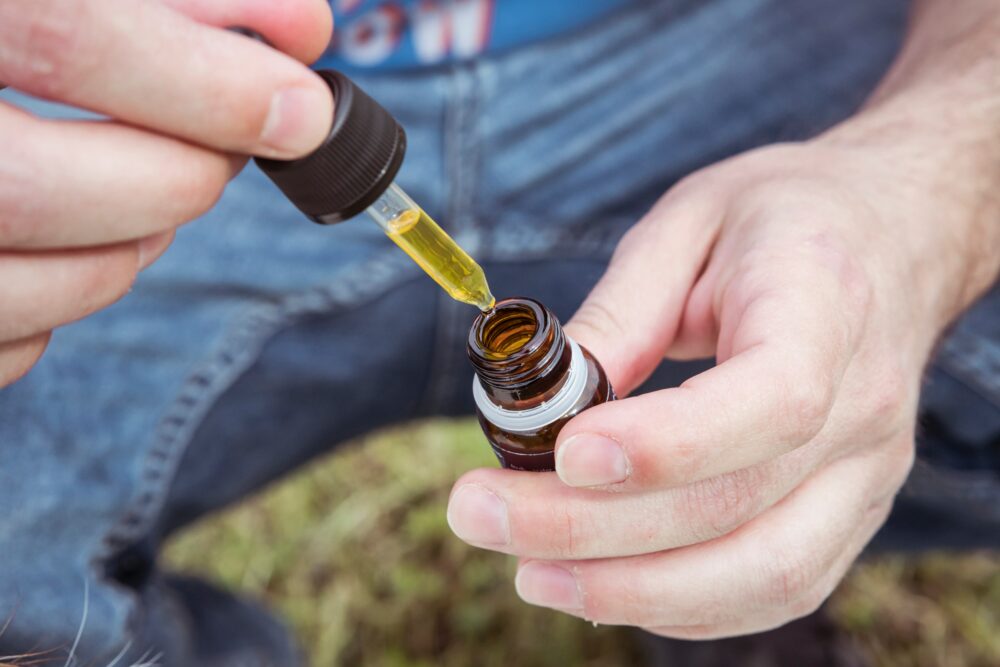 Olej RSO – zawartość THC, dawkowanie i właściwości oleju konopnego. Co musisz wiedzieć o „łzach Feniksa” przed rozpoczęciem kuracji?
