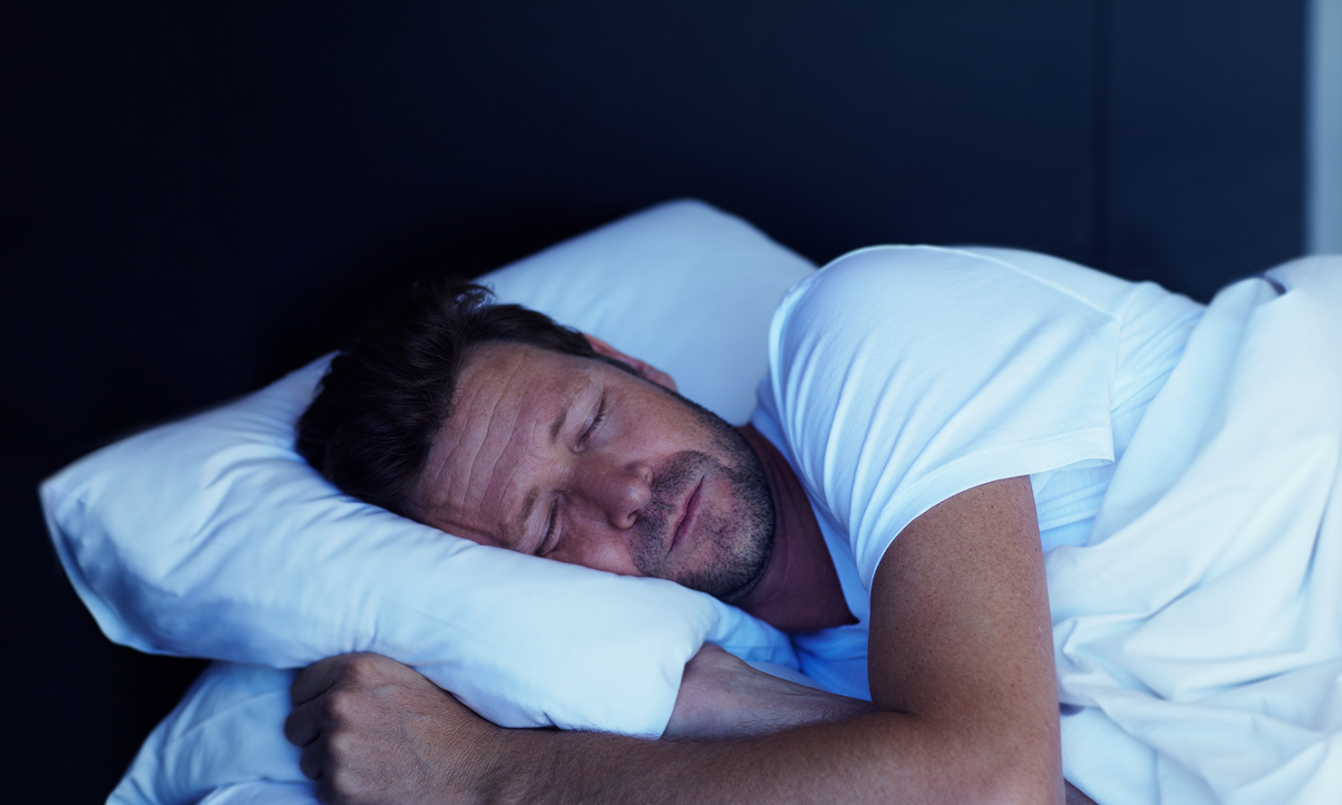 Jak połączenie CBD, CBN i melatoniny wpływa na regulację snu i nocne wyciszenie?