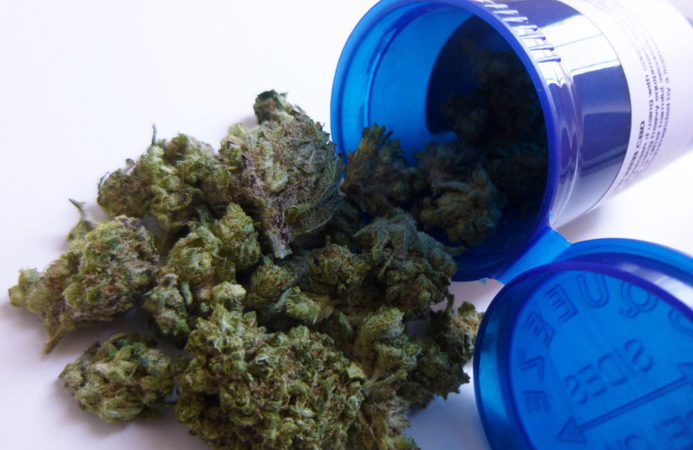 Suchość w ustach, senność, zawroty głowy – jak bezpiecznie radzić sobie z działaniami niepożądanymi terapii konopnej?